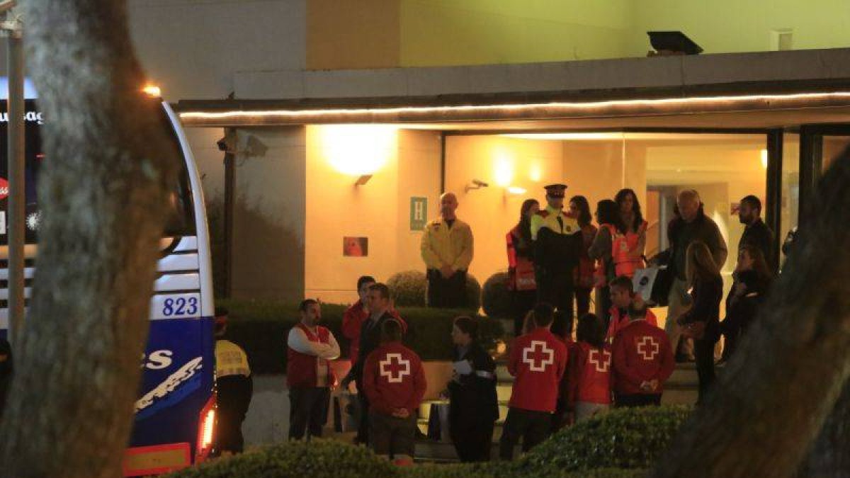 Familiares y personal de ayuda suben al autocar para desplazarse a Francia, anoche, en la puerta del Hotel Rey Don Jaime de Castelldefels.-Foto: FERRAN NADEU