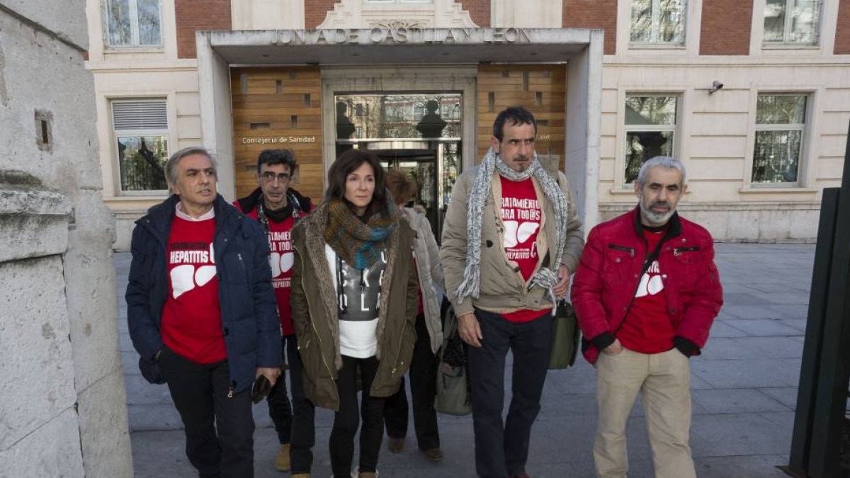 Representantes de la plataforma de la Hepatitis C a la salida de la Consejería de Sanidad, tras mantener una reunión con el consejero Antonio María Sáez Aguado-Miguel Ángel Santos