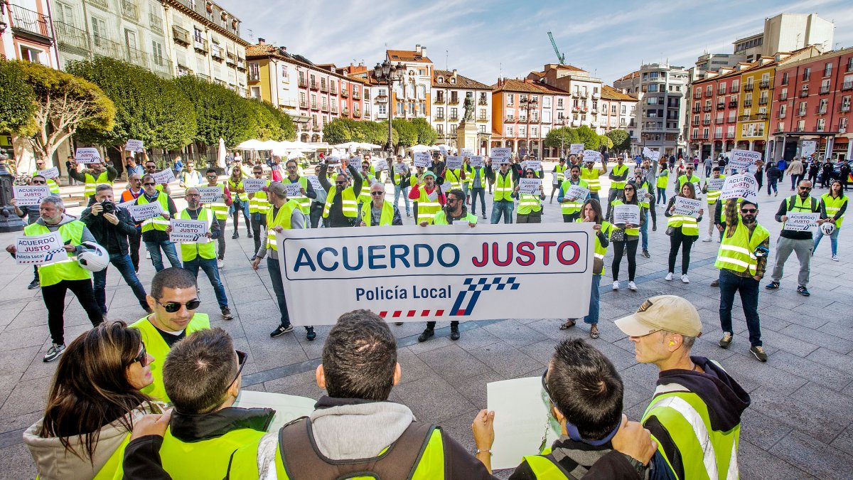 Un momento de la concentración en la Plaza Mayor que ha derivado en una fuerte pitada. TOMÁS ALONSO