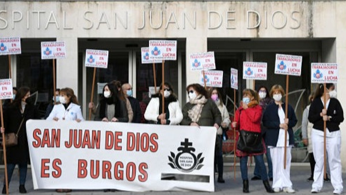 Una treintena de personas, en su mayoría trabajadores del Hospital San Juan de Dios, se concentraron hoy frente a las puertas del centro. ICAL