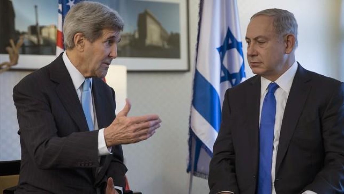 Kerry (izquierda) habla con Netanyahu, en un hotel de Berlín, este jueves.-AP / CARLO ALLEGRI
