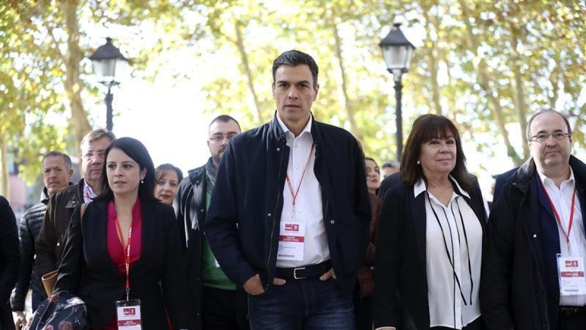 El secretario general del PSOE, Pedro Sánchez, y la presidenta, Cristina Narbona, junto a otros líderes socialistas como Adriana Lastra y Miquel Iceta, tras la celebración del Consejo de Política Federal.-EFE / CHEMA MOYA