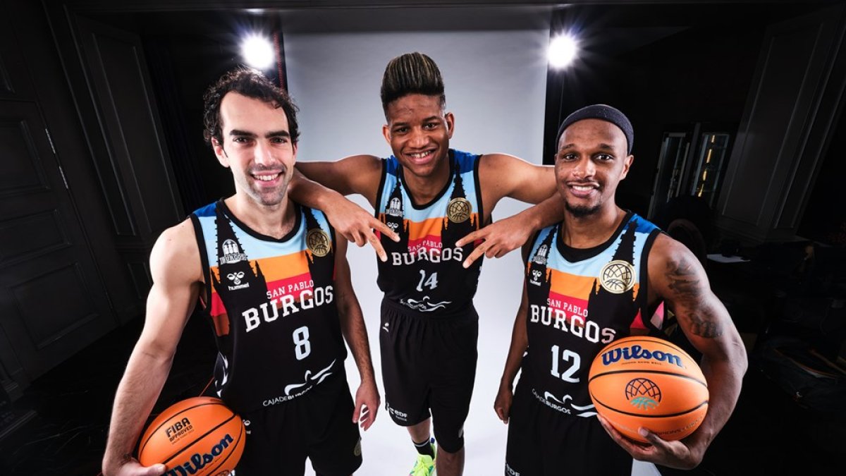 SESIÓN DE FOTOS ANTES DE LA BATALLA. El Hereda San Pablo Burgos completó su primer día de concentración en Rusia antes de entrar en acción en la Final a 8 de la BCL.El equipo se ejercitó a las órdenes de JoanPeñarroya y cumplió con algunas obligaciones fuera de la cancha como la sesión de fotos programada con los equipos participantes. En la imagen posan Benite, Rivero y McFadden. TWITTER / @BASKETBALLCL
