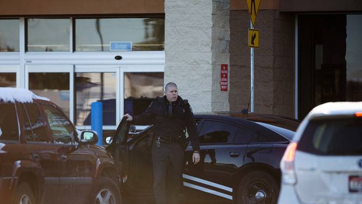 Un agente de policía llega al supermercado Wal-Mart de Hayden, donde ha tenido lugar el fatal accidente, este martes.-Foto: AP / TESS FREEMAN