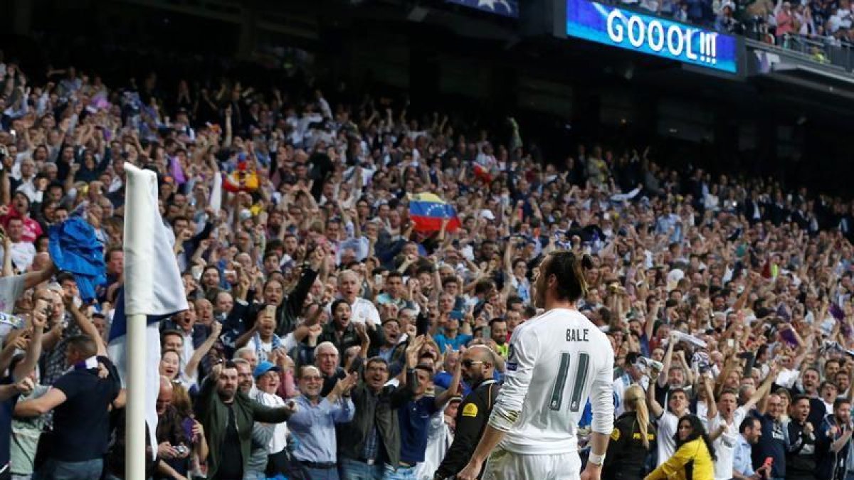 El delantero galés del Real Madrid Gareth Bale (d) celebra su gol, primero del equipo blanco frente al Manchester City-EFE/Juan Carlos Hidalgo