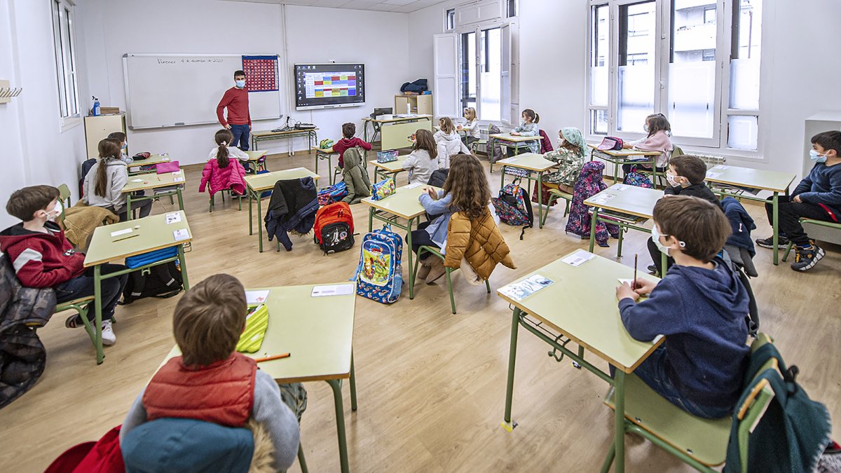 Un aula de Primaria en el colegio Río Arlanzón con los alumnos guardando las distancias de separación. ISRAEL L. MURILLO