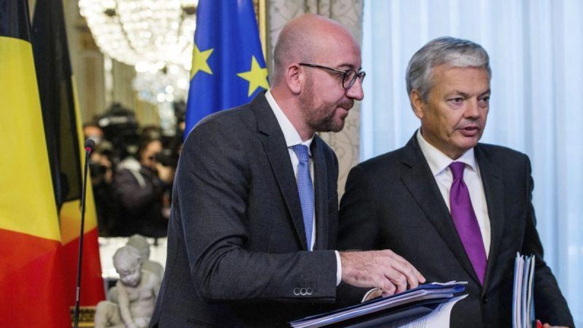 El primer ministro belga, Charles Michel (izquierda), y el ministro belga de Asuntos Exteriores, Didier Reynders, comparecen en una rueda de prensa.-STEPHANIE LECOCQ / EFE