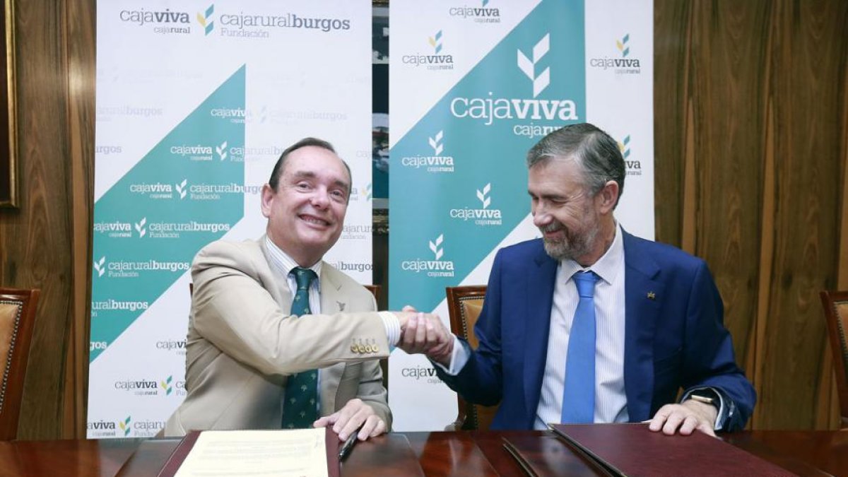 Ramón Sobremonte y Manuel Pérez Mateos, en el momento de la firma del convenio.-RAÚL G. OCHOA