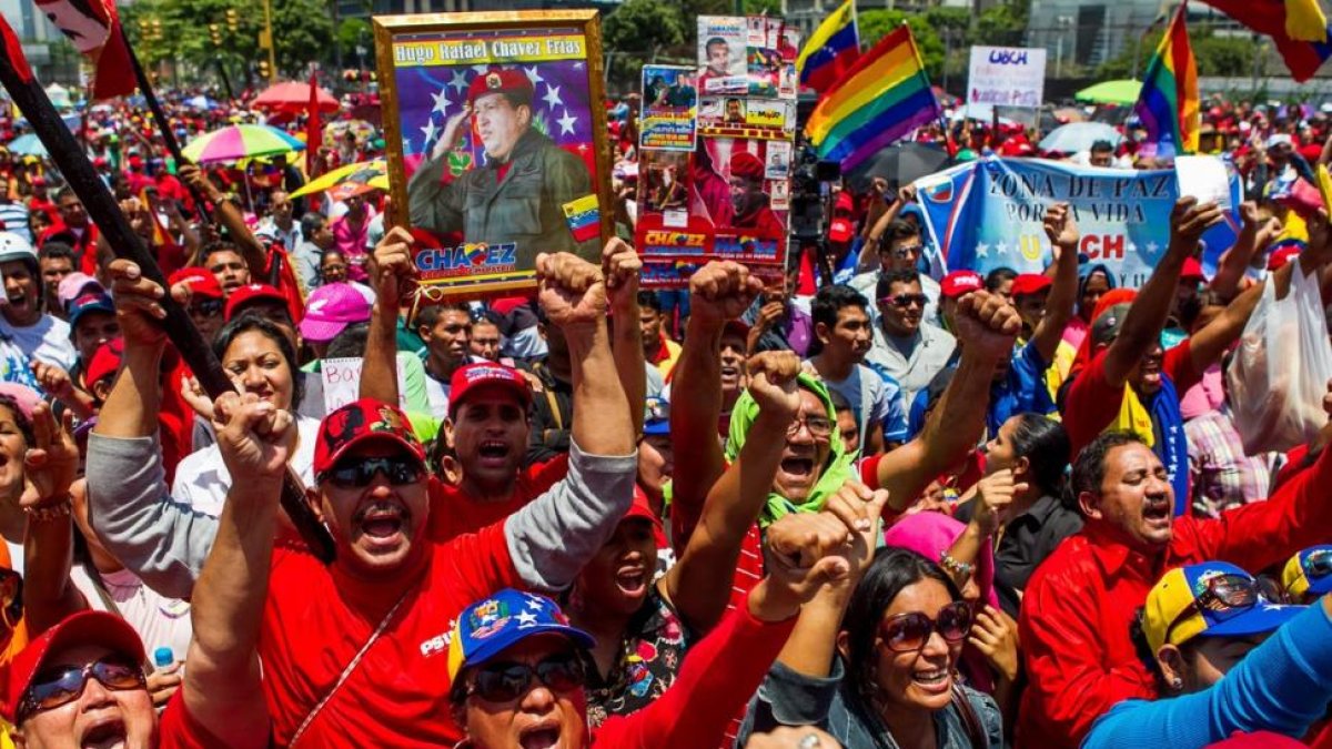 Cientos de personas participan en una manifestacion a favor del Gobierno del presidente de Venezuela Nicolas Maduro.-/ EFE / MIGUEL GUTIERREZ (EFE)