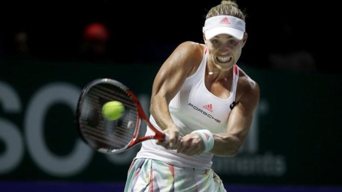 Kerber conecta un revés en su partido ante Halep.-AP / WONG MAYE-E
