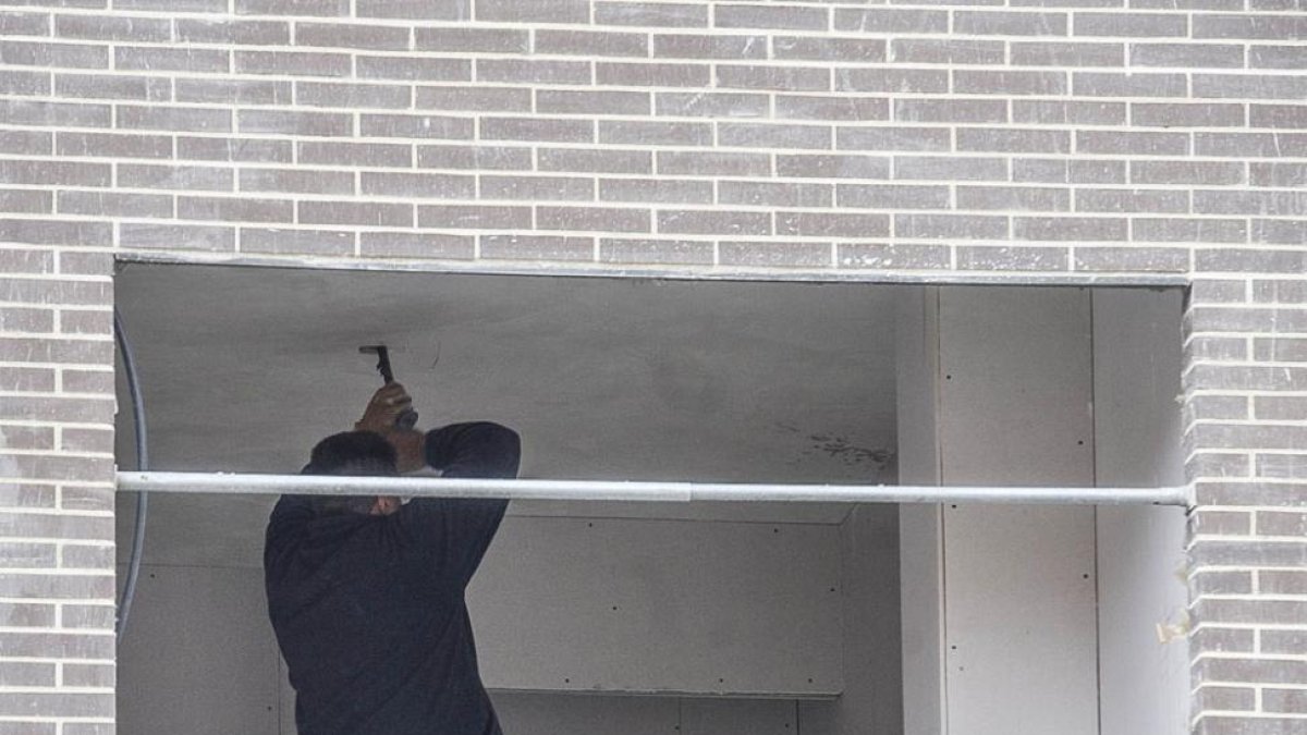 Un obrero trabaja en el interior de la obra de un edificio.