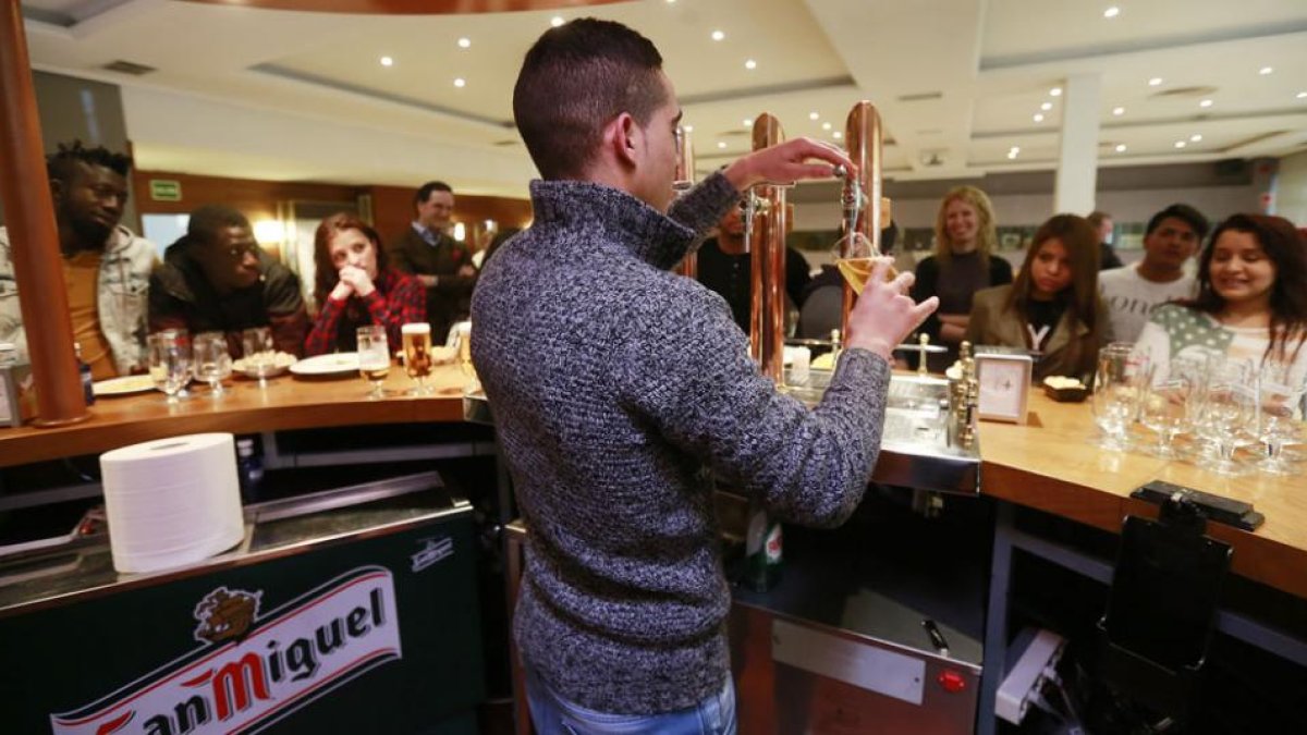 Sesión práctica de tiraje de cerveza celebrado ayer.-RAÚL G. OCHOA
