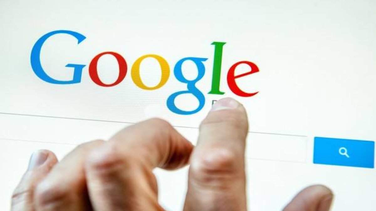 Un usuario de Google inicia una búsqueda en internet.-Foto: AFP / PHILIPPE HUGUEN