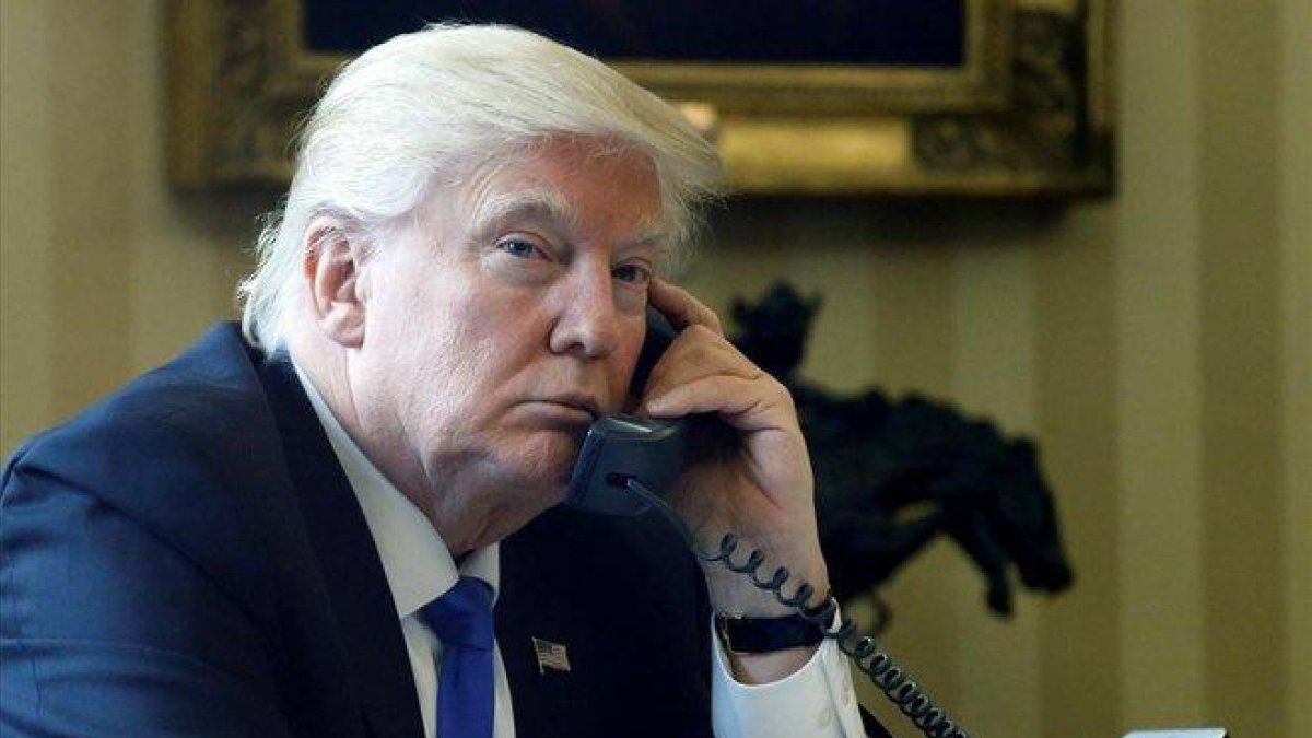 Trump, durante una conversación telefónica desde el Despacho Oval.-JONATHAN ERNST (REUTERS)