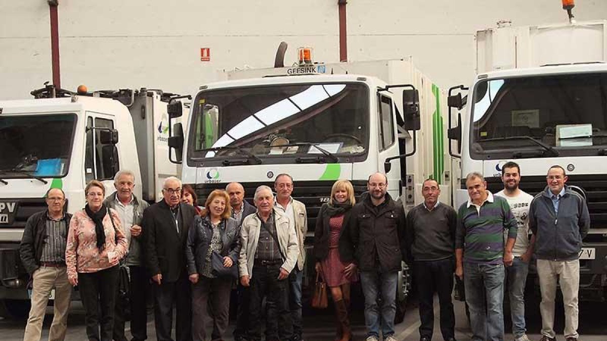 Trabajadores y ediles ayer en la sede de Urbaser.-G. G.