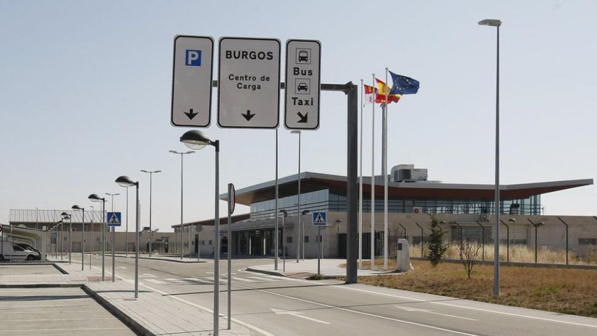 Imagen de la vía de acceso al aeropuerto de Villafría, en Burgos.-RAÚL G. OCHOA