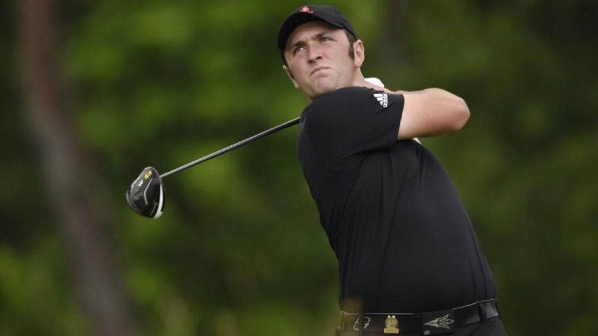 Jon Rahm golpea la bola en uno de los hoyos de Oakmont, durante el Abierto de Estados Unidos-USA TODAY / JOHN DAVID MERCER