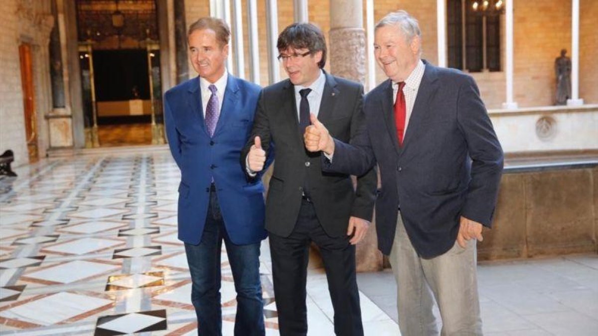 El 'president' Carles Puigdemont recibe a los congresistas de EEUU Dana Rohrabacher y Brian Higgins, en el Palau de la Generalitat.-JOSEP GARCIA