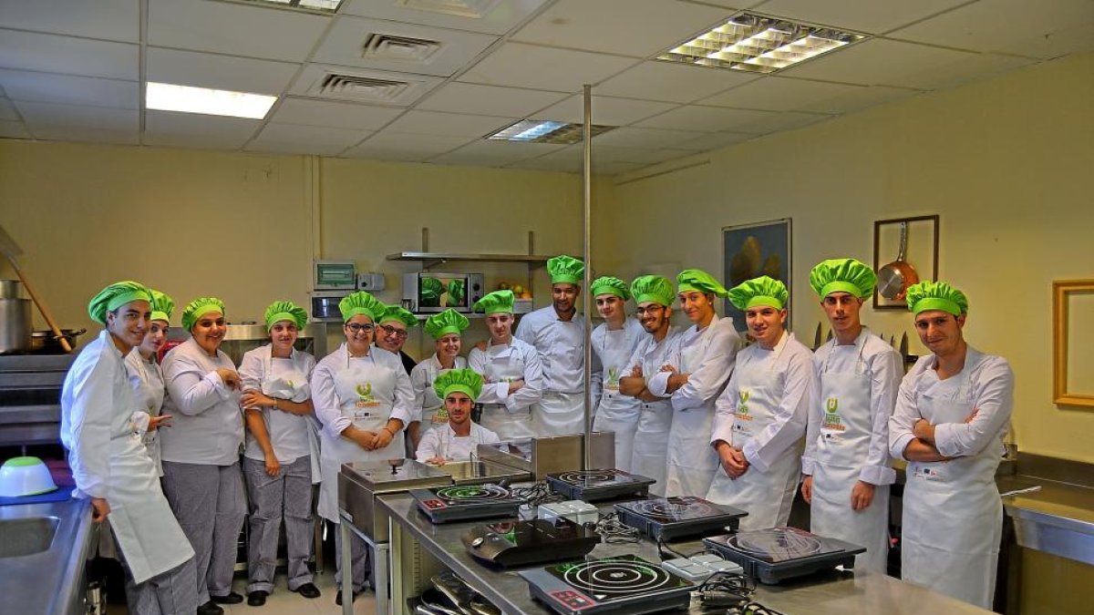 Estudiantes participantes en el curso de cocina impartido en recien creada Escuela Integral de Empleo.-E. M.