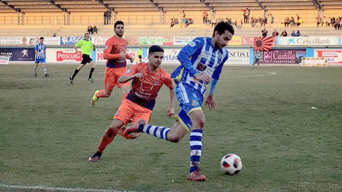 Andrés del Olmo supera a Portal en una acción durante el encuentro de ayer en El Montecillo.-@ARANDINACF