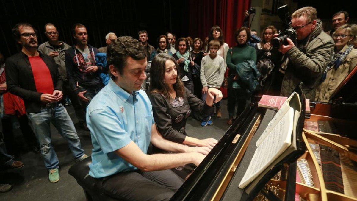 Javier Castro y Yolanda Alonso interpretaron a Mozart y Brahms sobre el escenario del Teatro Principal con el público a escasos centímetros.-Raúl Ochoa