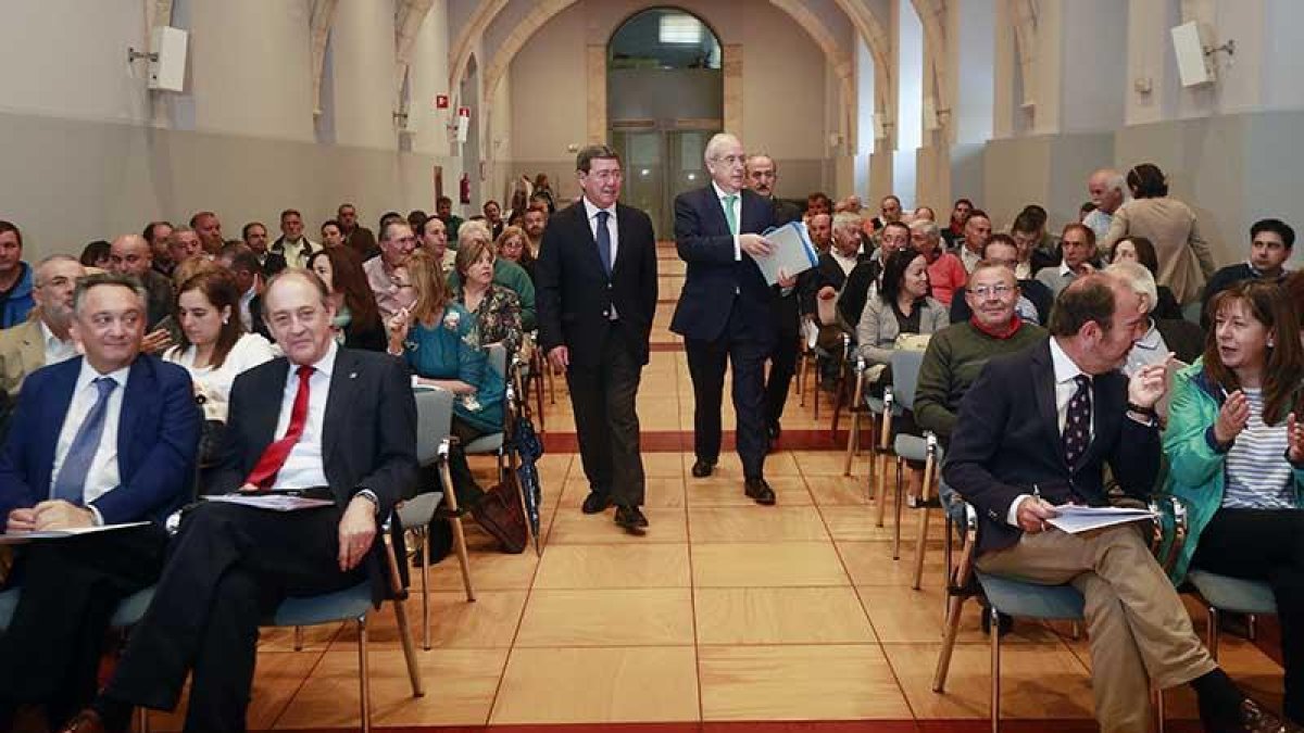 César Rico y Jesús Encabo antes de iniciar las jornadas sobre rendición de cuentas en San Agustín.-RAÚL G. OCHOA