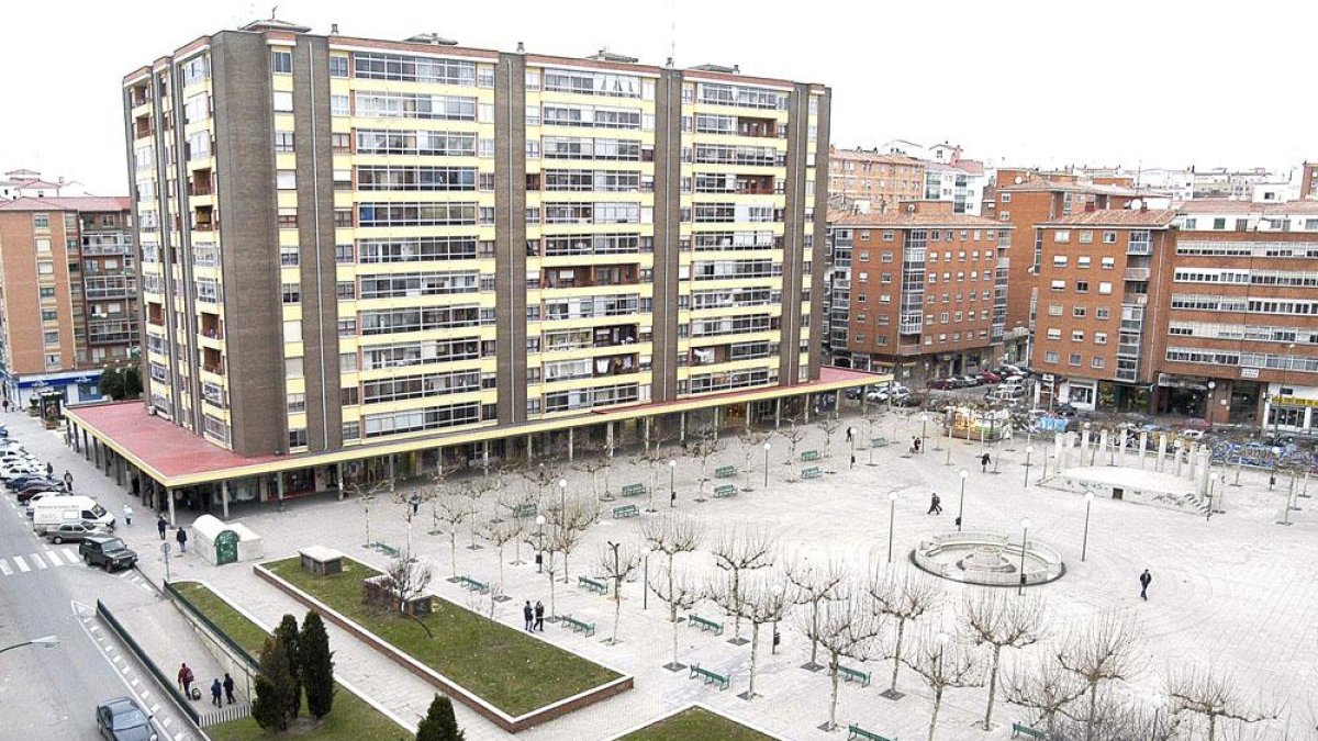 Vista general de la plaza Santiago en la que se pueden apreciar algunas de las entradas al garaje.-ISRAEL L. MURILLO