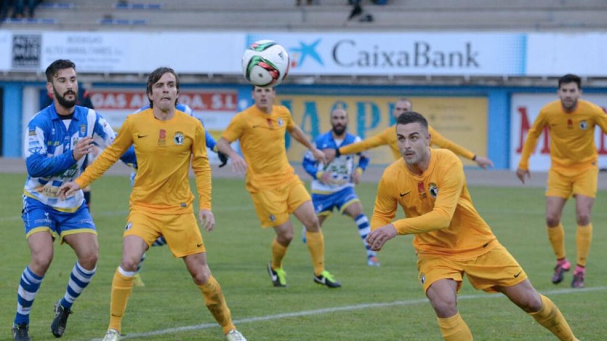 Ander Vitoria, que no jugará el domingo, se dispone a despejar un balón de cabeza en El Montecillo.-ALBERTO CALVO