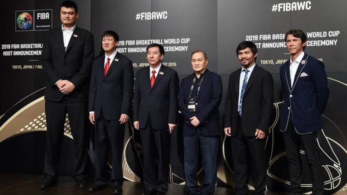 La delegación China, con Yao Ming, y la delegación de Filipinas, con Manny Pacquiao, posan durante una sesión previa a la selección de la sede para el Mundial de Baloncesto de 2019.-AFP / TOSHIFUMI KITAMURA