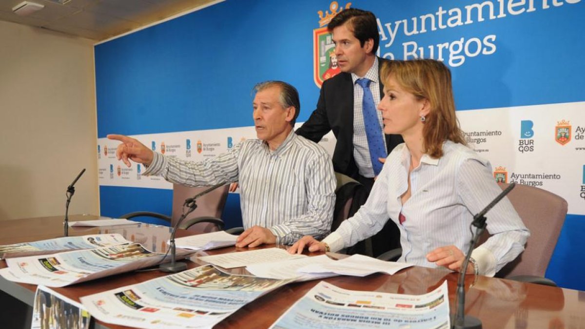Félix Novoa, Jorge Sicilia y Lorena de la Fuente durante la presentación de la III Media Maratón Burgos Bulevar-Israel L. Murillo