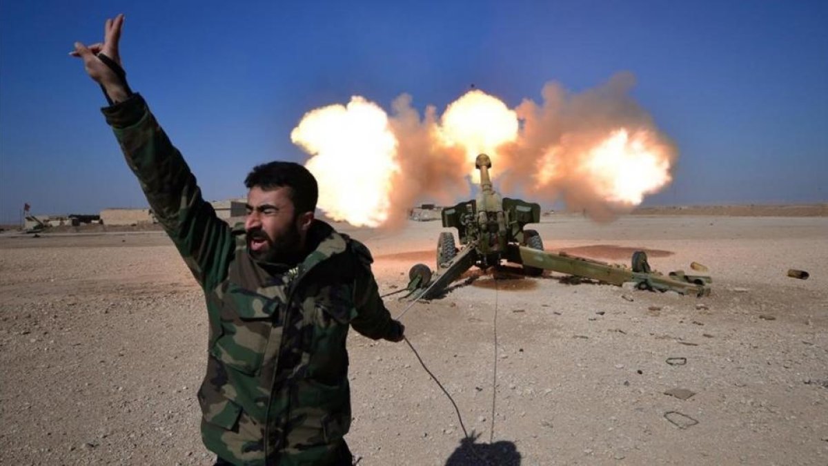Las fuerzas iraquís, apoyadas por la coalición internacional, siguen con la ofensiva contra los barrios de Mosul que controla el Estado Islámico.-AGENCIAS