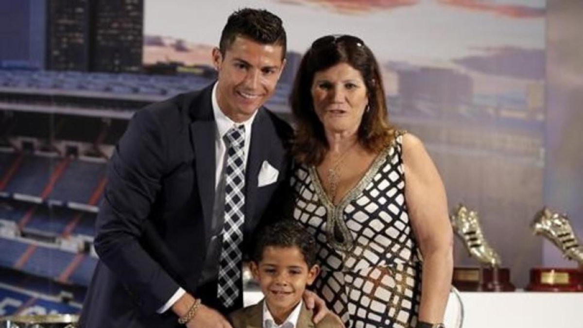 Cristiano, junto a su madre y su hijo, en un reciente acto de homenaje del Madrid-JOSE LUIS ROCA