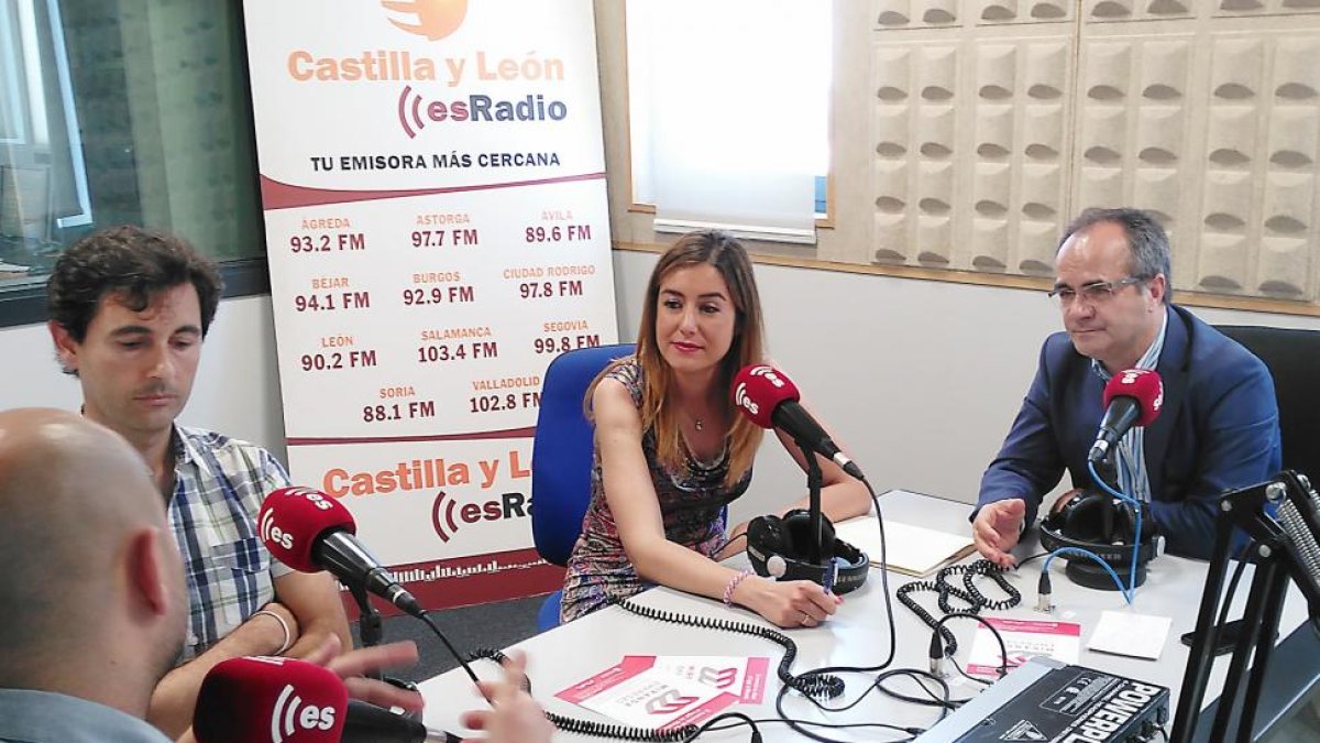 La alcaldesa y el director de la oficina de promoción durante la grabación del programa en los estudios centrales.-