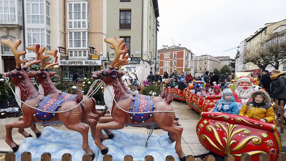 Varios niños disfrutan en el trenecito navideños de la plaza de l Rey San Fernando.-RAUL G. OCHOA