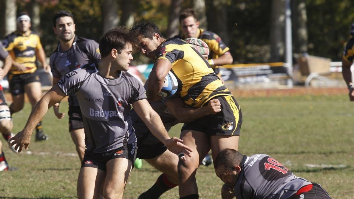 Panichelli, en primer plano sin balón, durante un lance del UBU-Zarautz de Liga Regular.-SANTI OTERO