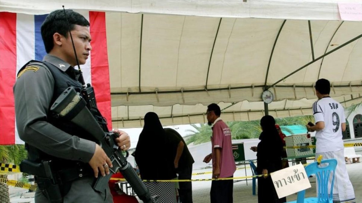 Vigilancia en un centro electoral en la provincia de Pattani.-EFE / EPA / ABDULLAH WANGNI