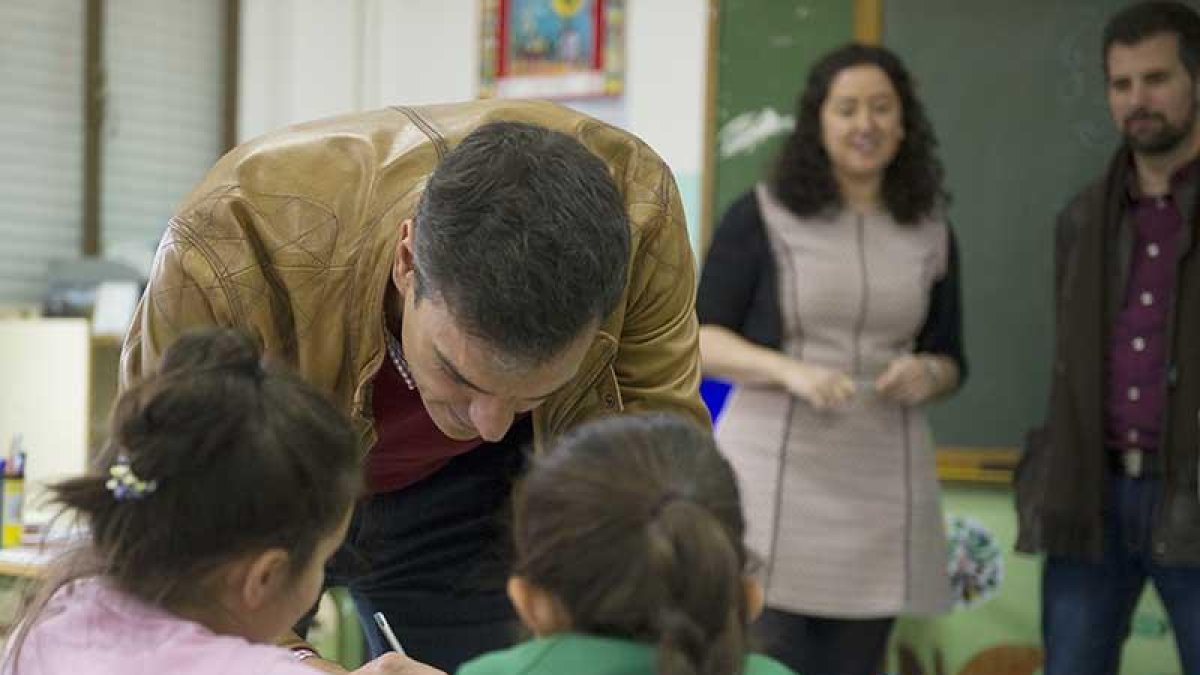 Pedro Sánchez junto a dos escolares en su viaje a La Bureba tras ‘recuperar’ la Secretaría General del PSOE.-PSOE
