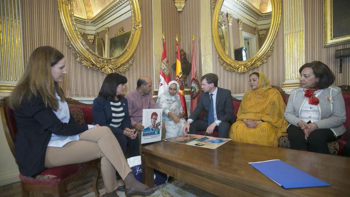 Takbar Haddi (de blanco en el centro) durante su encuentro con Javier Lacalle y Gema Conde.-RAÚL G. OCHOA