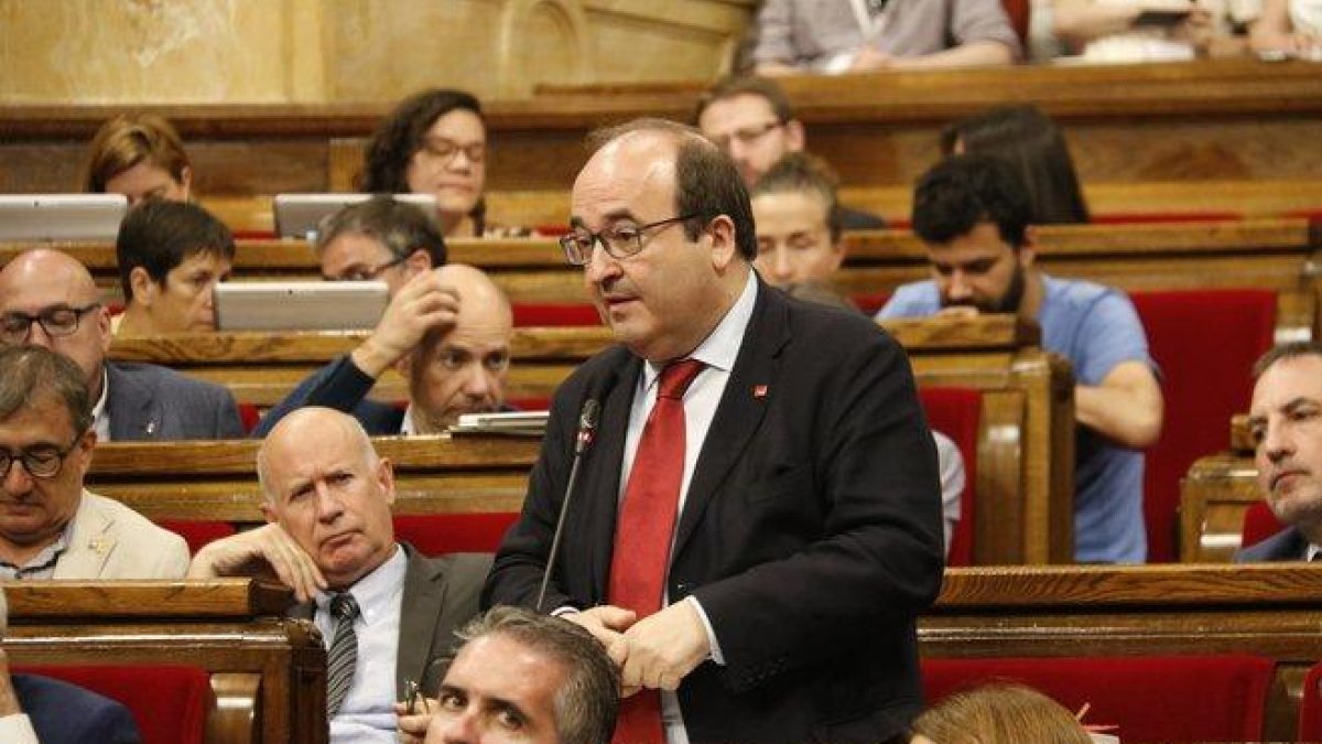 El líder del PSC, Miquel Iceta, en el Parlament.-GERARD ARTIGAS (ACN)
