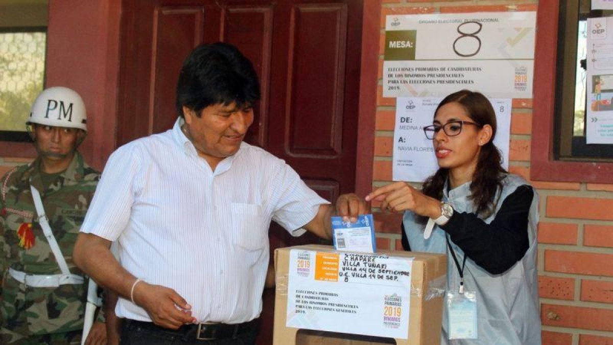 Evo Morales emitiendo su voto en las elecciones primarias de Bolivia.-EFE EPA ABI