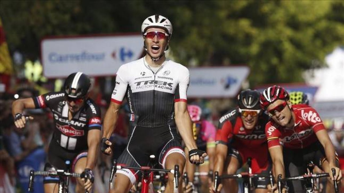Danny van Poppel celebra el triunfo en Lleida.-EFE/JAVIER LIZÓN