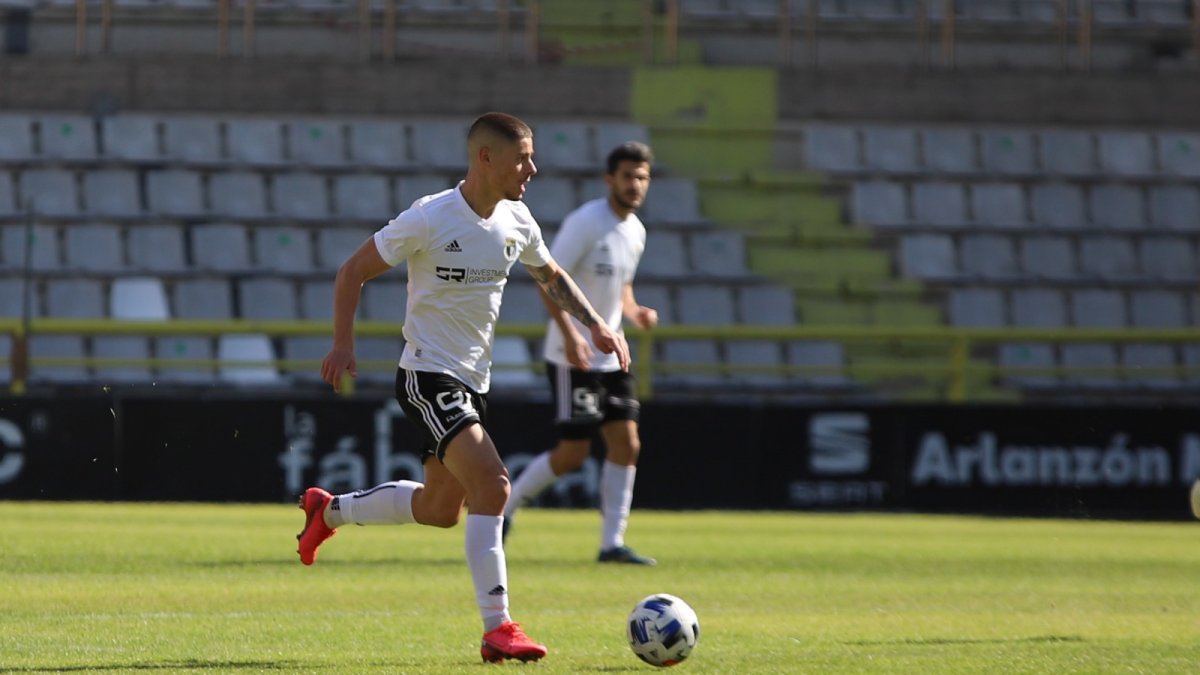Alarcón conduce un balón en un partido disputado en El Plantío. BCF