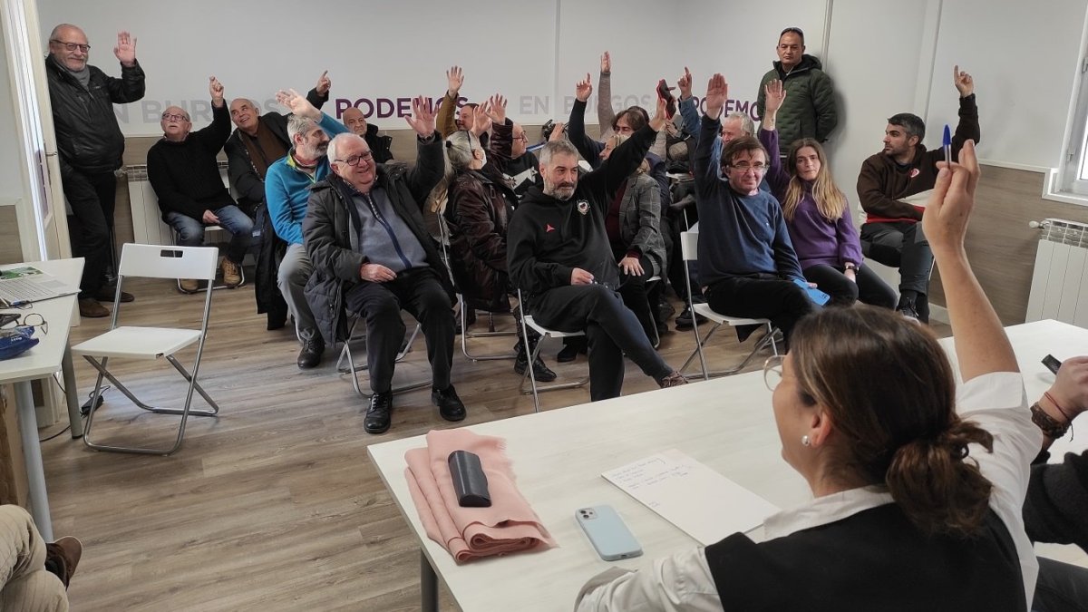 Votación en la asamblea abierta celebrada por el Círculo Burgos de Podemos, donde se ha ratificado el acuerdo para la confluencia con Izquierda Unida