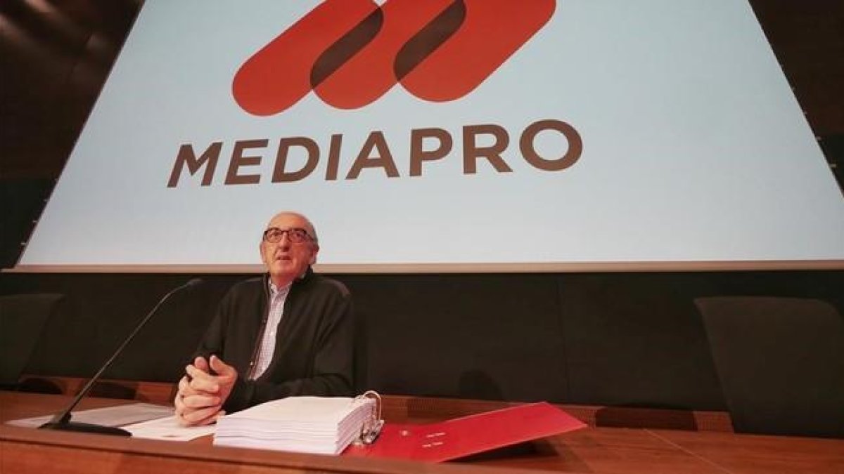 Jaume Roures, durante la rueda de prensa en la que ha explicado los motivos de la querella contra Sandro Rosell y el Barça por espionaje.-RICARD FADRIQUE