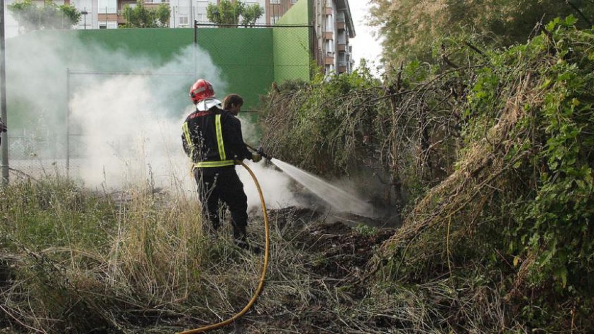La rápida intervención minimizó el incendio declarado en una zona potencialmente peligrosa.-G. G.