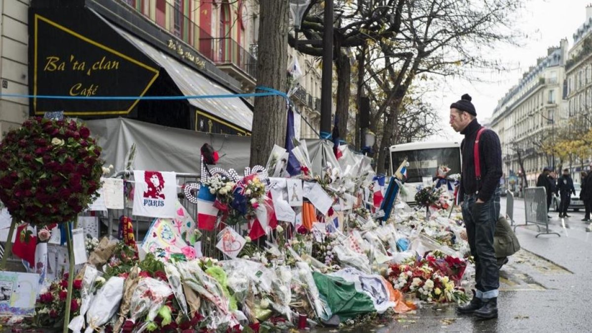 Imagen de la entrada de la sala de conciertos parisina Bataclán, tras el atentado terrorista, en el 2015.-/ YOAN VALAT