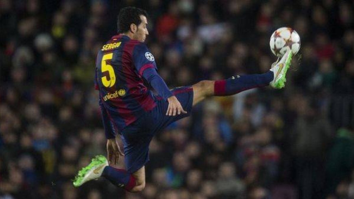 Busquets hace un control durante un partido en el Camp Nou.-Foto: JORDI COTRINA