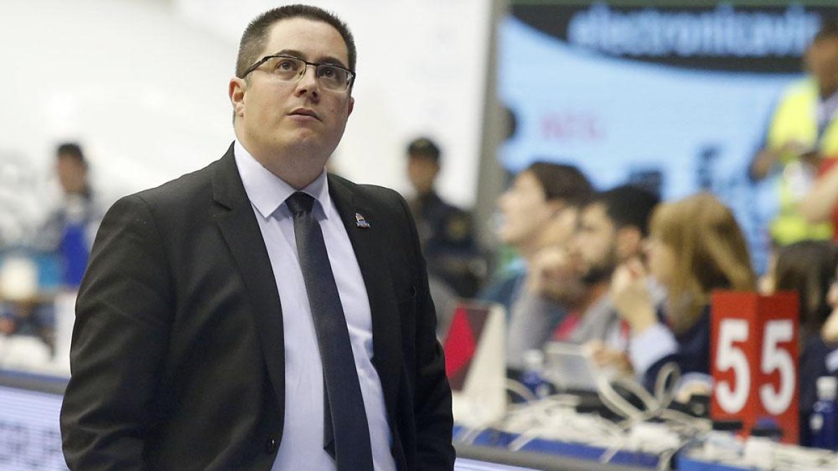 Epi consulta el marcador del Coliseum durante un partido.-SANTI OTERO