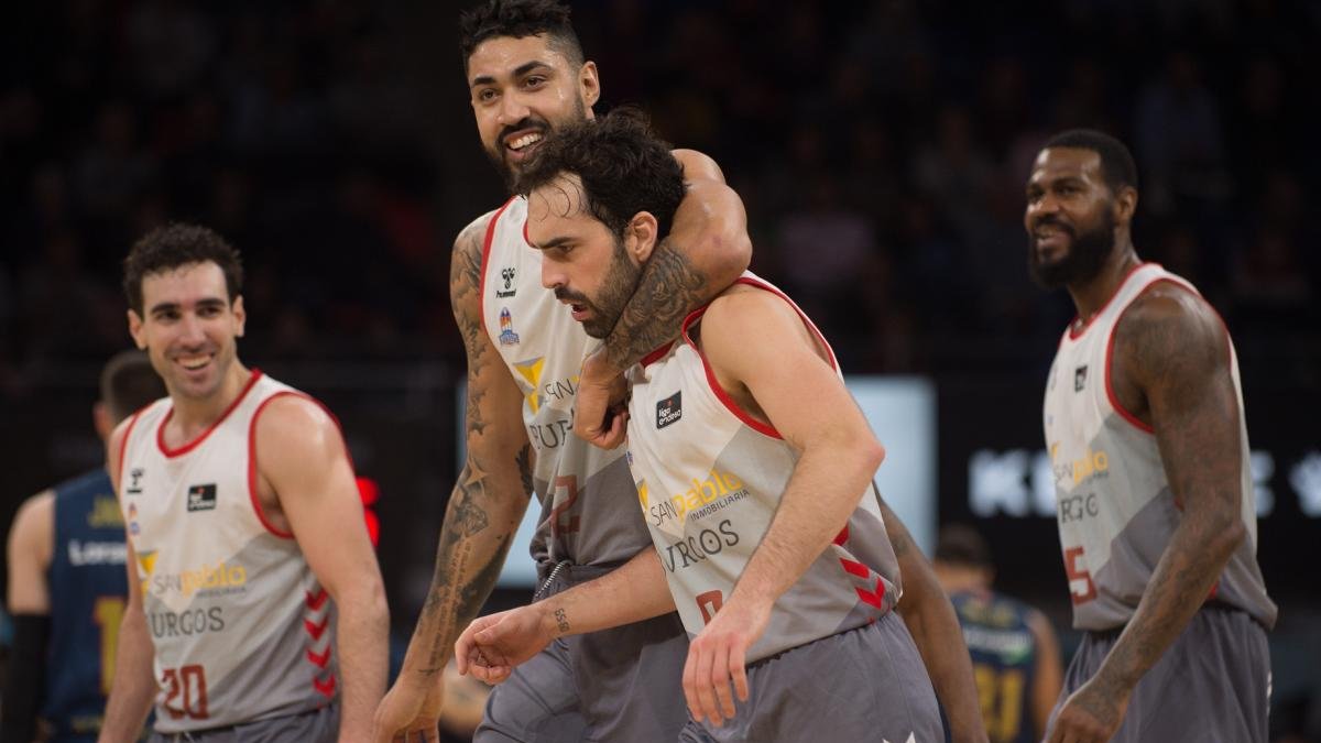 Lima felicita a Benite en un momento del partido de ayer en el Buesa.-ACB PHOTO / A. BOUZO