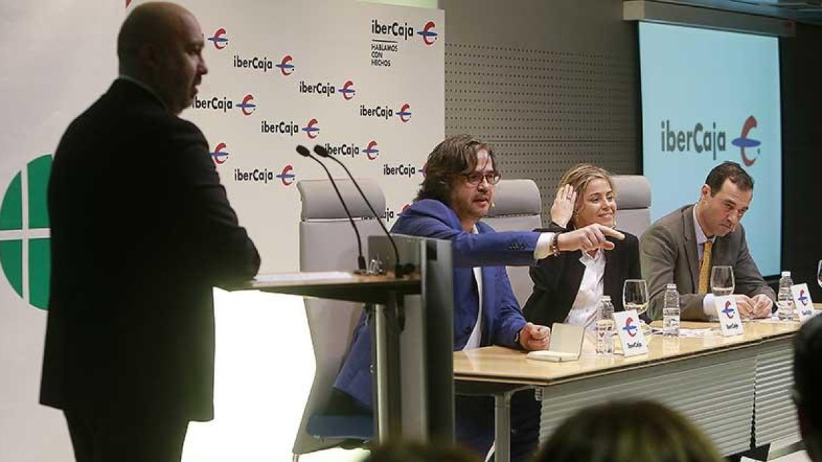 Ricardo García, director de El Correo de Burgos, junto a los ponentes José María Gómez, María Rey y Luis Mata.-RAÚL G. OCHOA